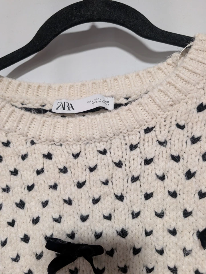 Suéter Zara Corazones Marfil y Negro Con Acentos de Lazo de Terciopelo Talla Grande Foto 3 de 4