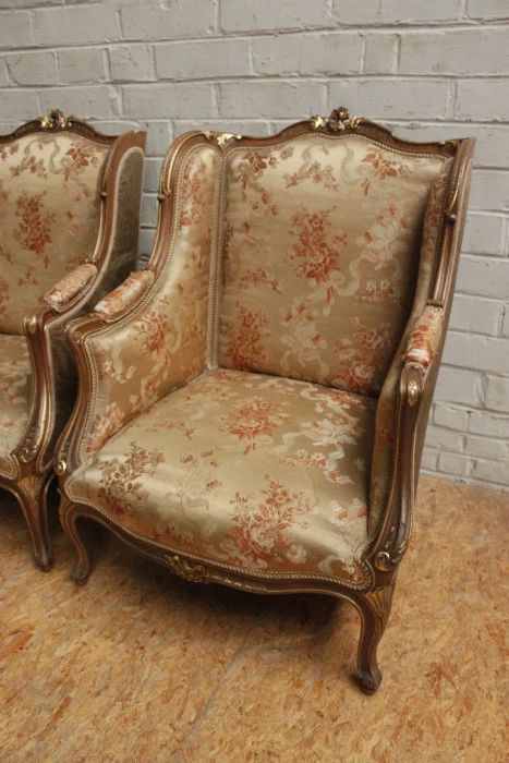 Par de sillones Bergere franceses antiguos Luis XV dorados sobre nogal Foto 3 de 4