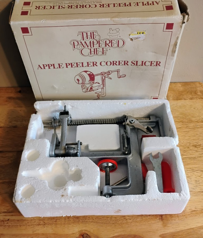 Vintage The Pampered Chef Apple Peeler Corer Slicer Complete in Box Used VG+