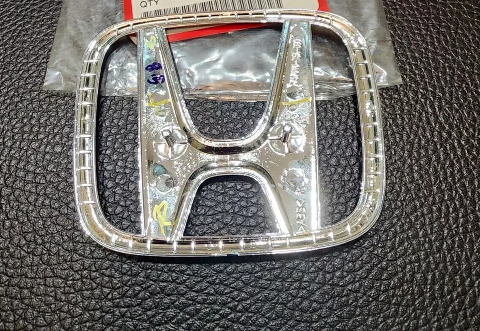 H REAR CR-V BLACK GLOSSY LOGO EMBLEM BADGE FOR REAR HONDA CR-V 2023-ON - Image 4 of 4