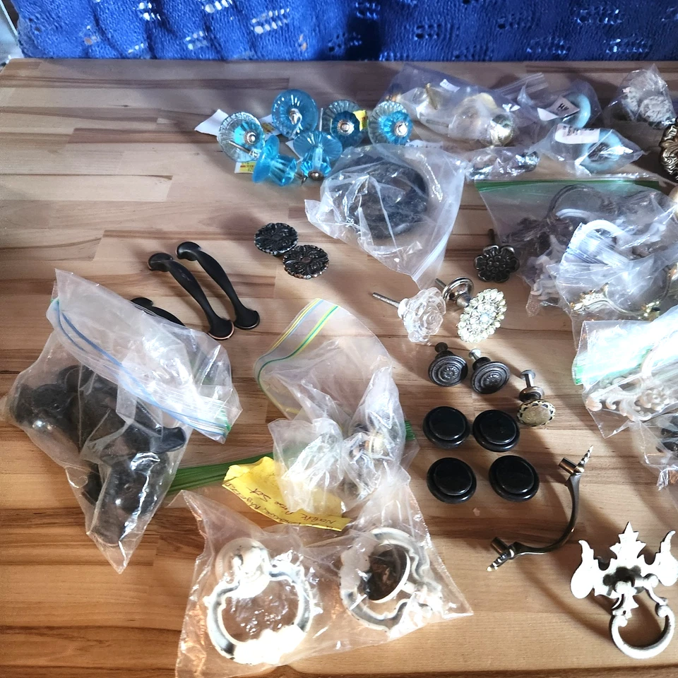 Lote de 100 + Manijas de Gabinete Herrajes Tiradores Perillas Mezcladas Algunas Viejas Algunas Nuevas Foto 3 de 4