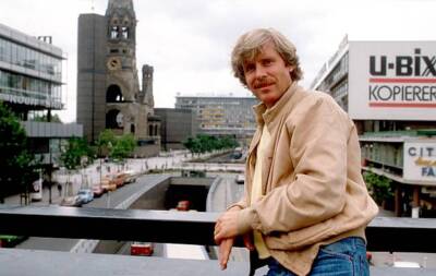 Sigmar Solbach, Berlin-Bummel am in Berlin, Germany. - 1985 Old Photo 7