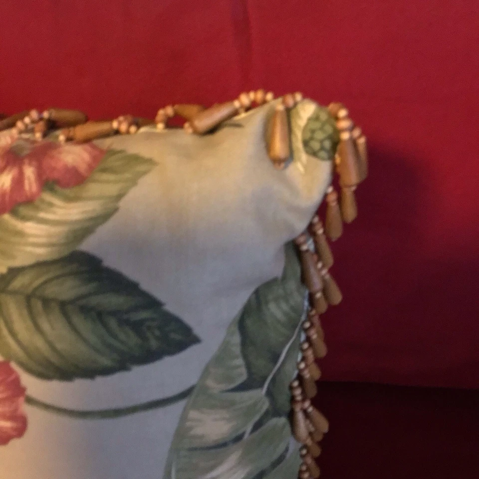 花卉/丛林主题枕头带木质流苏 13 英寸 x 15 英寸 — 第 3/4 张图片