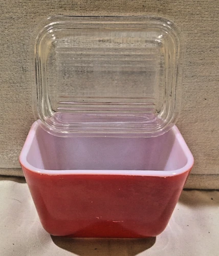 Pyrex Refrigerator 1.5 cup Dish and lid Vintage Red 0501