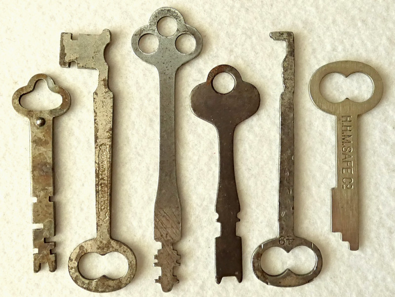 LOT X 6 ANTIQUE- VINTAGE LONG FLAT SKELETON KEYS