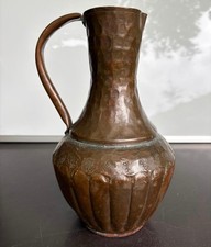 Gro&szlig;er antiker Kupferkrug Kanne geh&auml;mmert Blumenmotiv Henkel Vintage Oriental