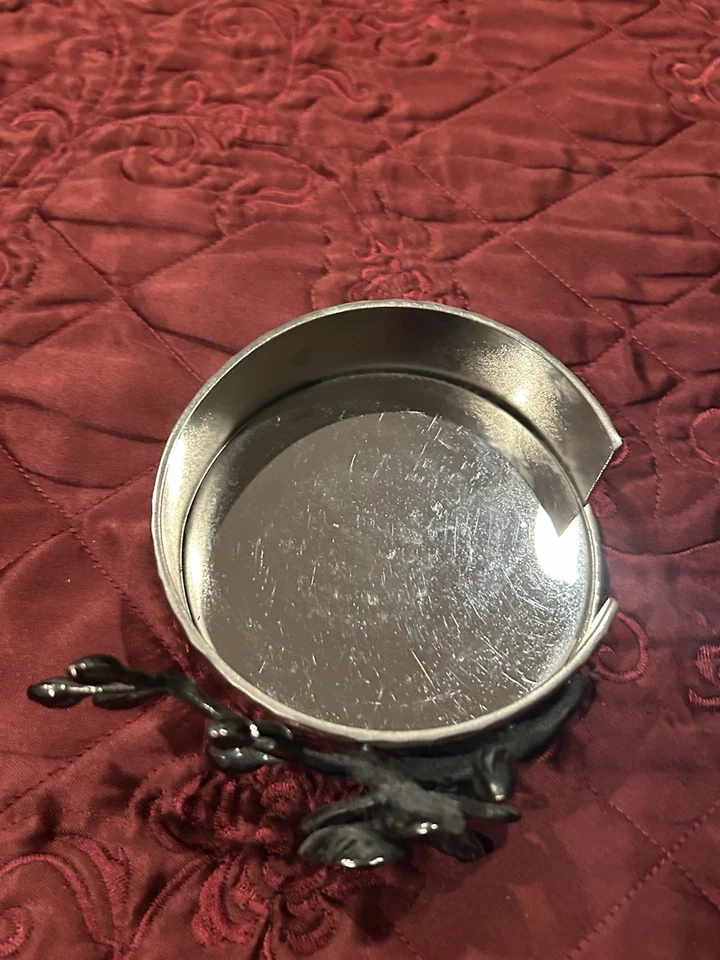 Montaña rusa Michel Aram plateada con orquídea negra Foto 2 de 4