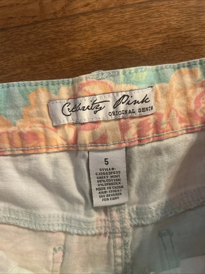 Shorts jeans floral celebridade rosa tamanho 5 verde claro pêssego - Imagem 3 de 4