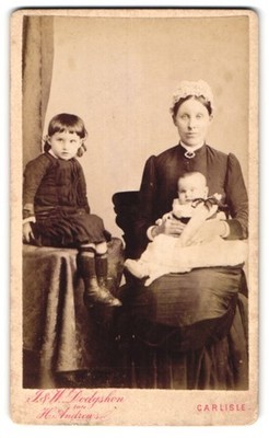 Fotografie J. & W. Dodhshon, Carlisle, englische Mutter im dunklen Kleid mit Kl 