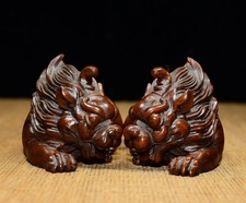 Treasure A Pair of Small Leaf Boxwood Lion Ornaments