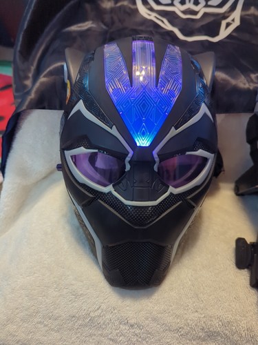 Marvel BLACK PANTHER Vibranium Light Up Power FX Mask & Light Up Battle claw - Picture 2 of 5