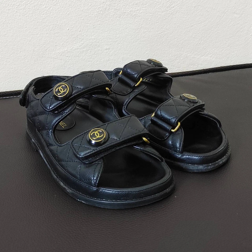 Sandalias acolchadas para papá Chanel CC Charm zapatos para mujer de cuero negro talla: EU37 US7 Foto 3 de 4