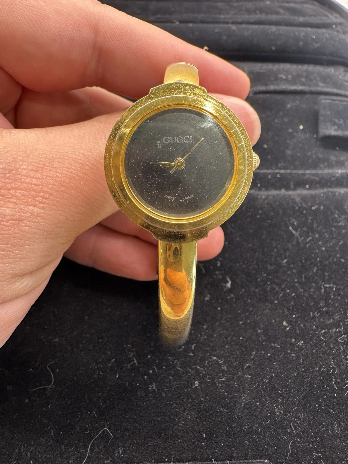 Montre femme Gucci vintage cadran doré noir
