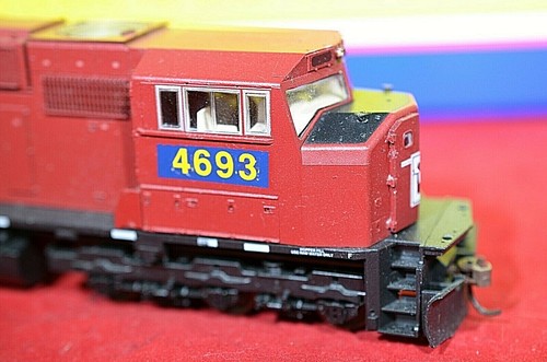 ATHEARN GENESIS CSX EMD Lease ELECTRO MOTIVE SD70 #4693 HO Locomotive G6121 CSXT - Picture 6 of 12