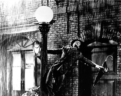 Singin' in The Rain classic Gene swinging from lamp post in rain 24x36 poster