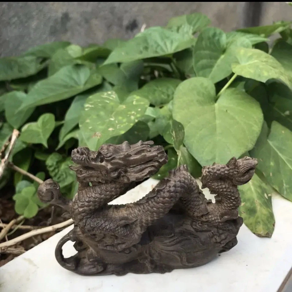 Dragón tallado en madera de agar vietnamita, una pequeña casa de escritorio Foto 2 de 4