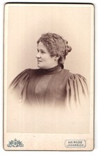Fotografia Aug. Wilcke, Innsbruck, Rudolfstrasse 1, ritratto di donna in abito con  