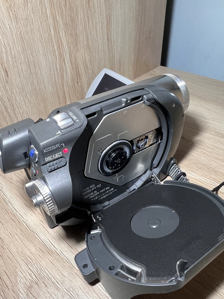 Panasonic VDR-D100 DVD Palmcorder Digital Video Camcorder Camera DVD-RW DVD-RAM - Image 4 of 4