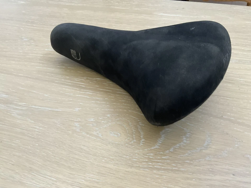 Sillín negro con logotipo Univega vintage Selle Italia estilo gamuza años 80 en muy buen estado Foto 3 de 4