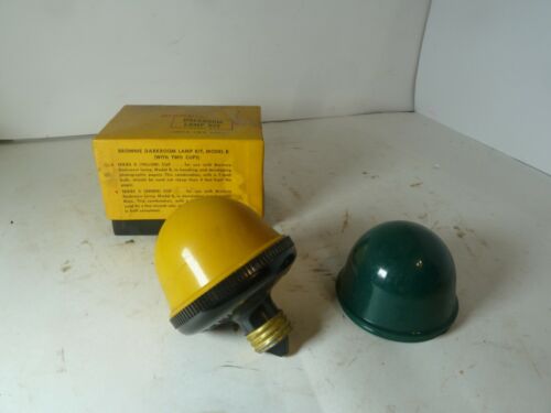 Vintage Kodak Brownie Darkroom Lamp Kit w / 2 tazas - Modelo B  - Imagen 1 de 4