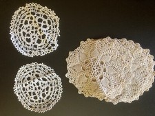 CENTRINI SOTTOBICCHIERI ALL'UNCINETTO E AL CHIACCHIERINO