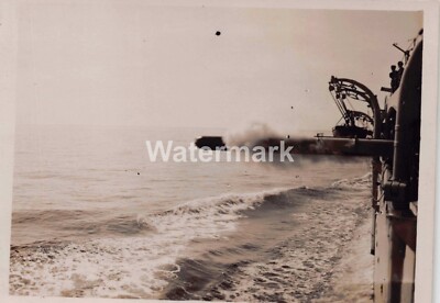1718. Royal Navy. Unbekanntes Schiff feuert einen Torpedo vor Malta ab, 1935