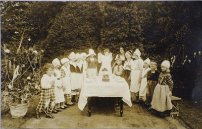AK Kindheit Happy Kids Abendessen im Garten altes Foto T.I.C Hufeisen