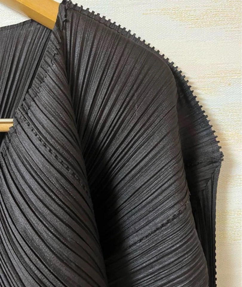 PLIEGUES USADOS [HERMOSO ESTADO] PLEASE ISSEY MIYAKE BUENOS Foto 3 de 4