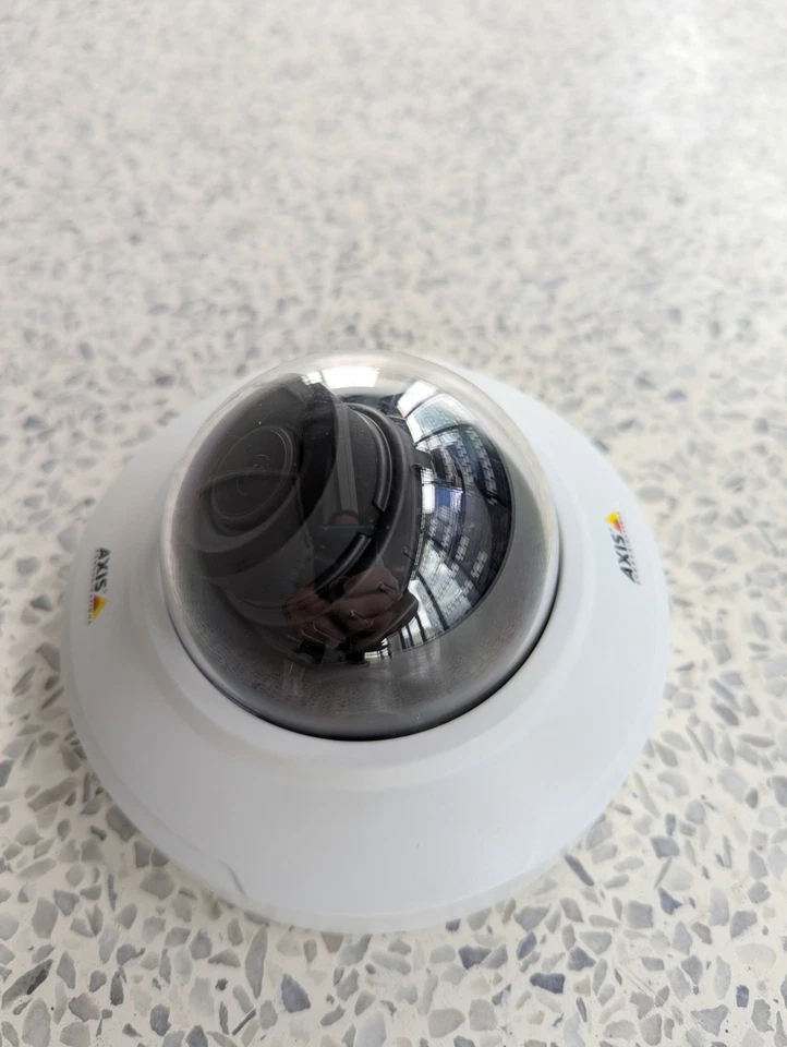 Mini cámara domo varifocal HD de red interior Axis M4206-V Foto 2 de 4