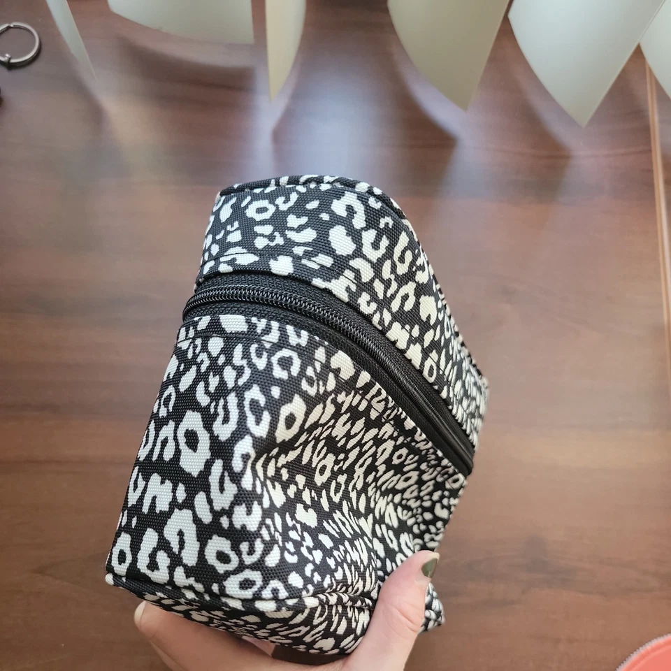 VERA BRADLEY Mini bolsa de cosméticos de maquillaje con estampado de leopardo blanco y negro 3x6x8,5 pulgadas Foto 4 de 4