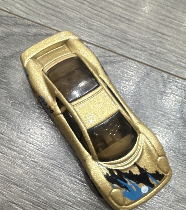 Hot Wheels Jaguar XJ220 * Color: Dorado metálico con gráficos azules y negros