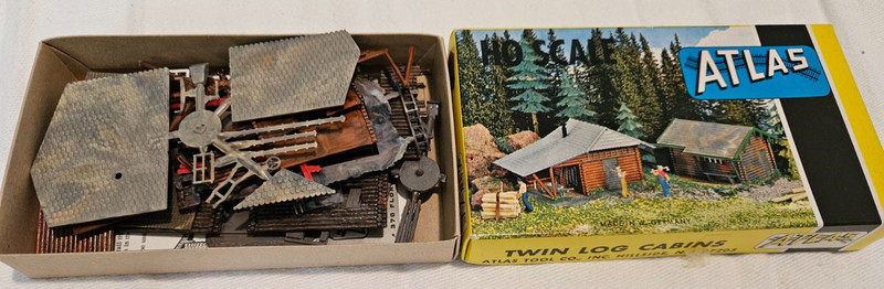 Atlas 732-150 HO Scale Twin Log Cabins open box