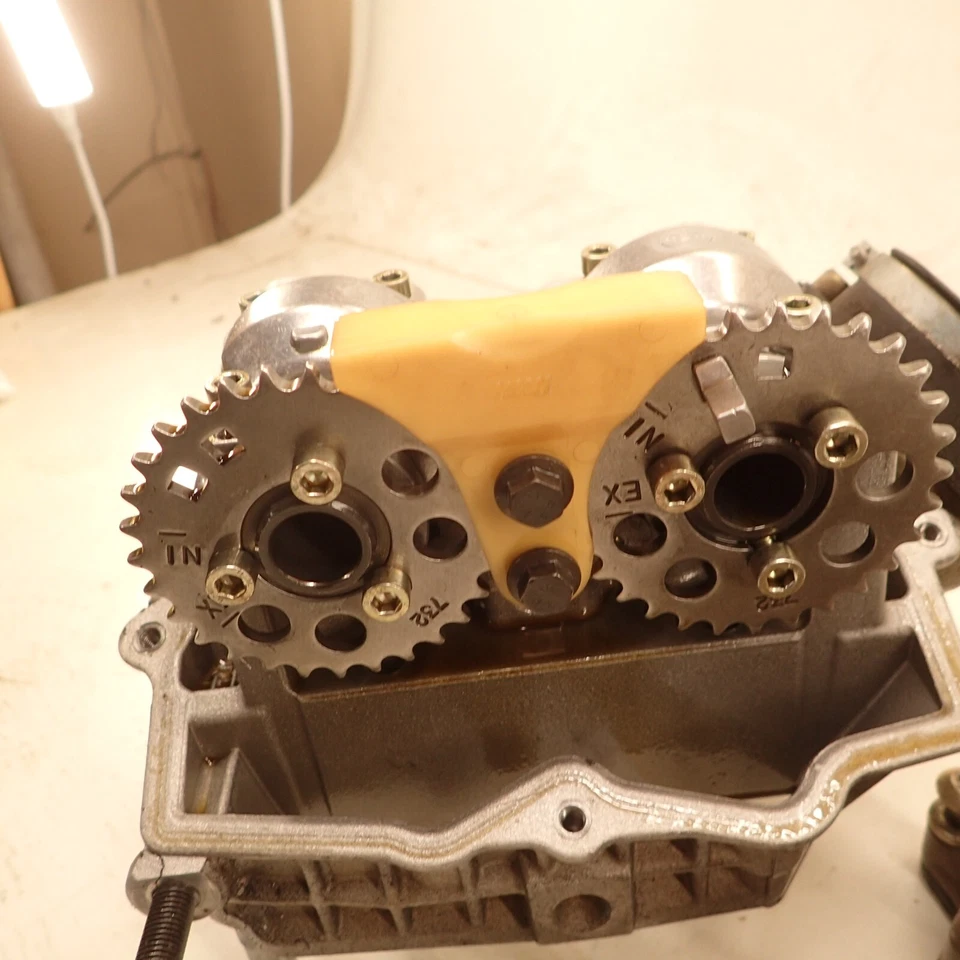 04-09 Aprilia RSV 1000 RSV1000R culata delantera con árboles de levas Foto 3 de 4