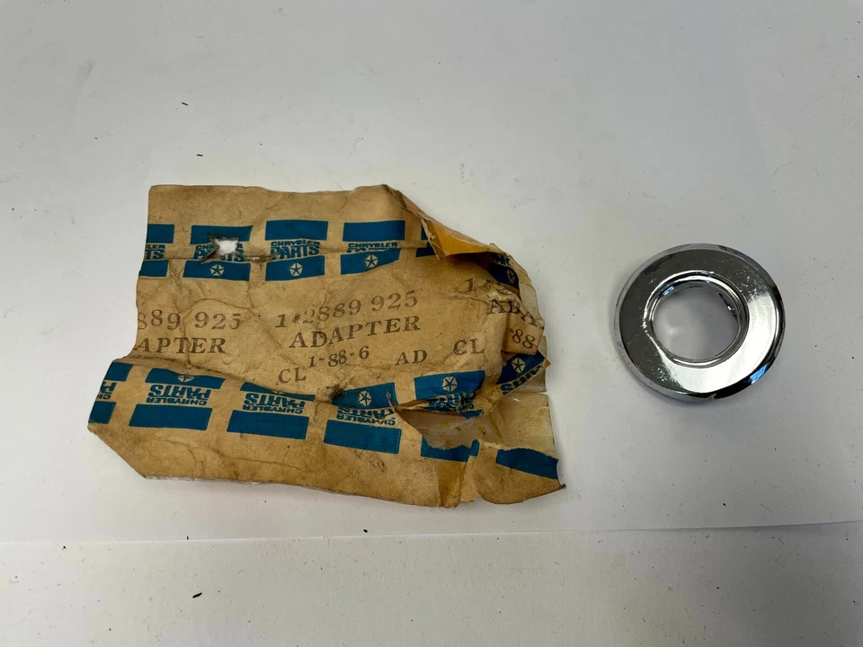 Dodge Coronet Charger 1968-1970 adaptador de montaje de antena manual 2889925 nuevo de Lote Antiguo Foto 3 de 4