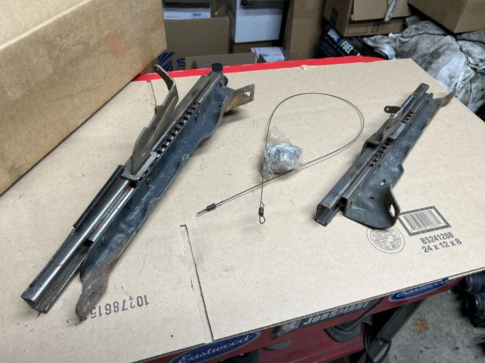 Soporte deslizante de montaje en pista asiento banco cabina regular estándar Ford F-150 92-96 Foto 4 de 4