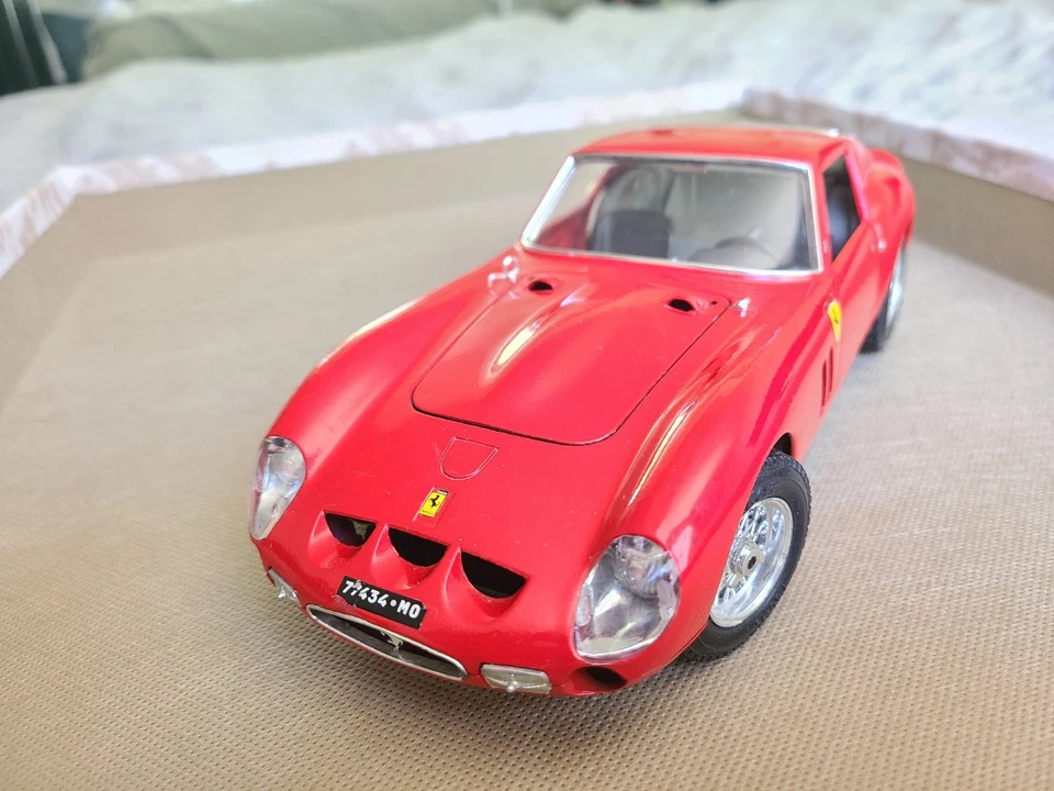 Vintage 1962 Ferrari 250 GTO 1:18 Die-Cast Model by Bburago – Made in Italy - Image 2 of 4