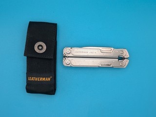 Leatherman Free P4 Multi Tool! NO RESERVE! WITH SHEATH!