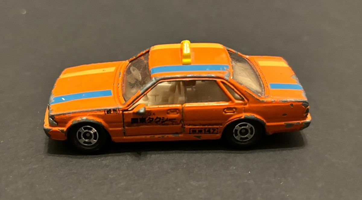 TOMICA TOMY TAXI NISSAN CEDRIC 4 DOOR H.T No. 13 ORANGE OPEN DOOR