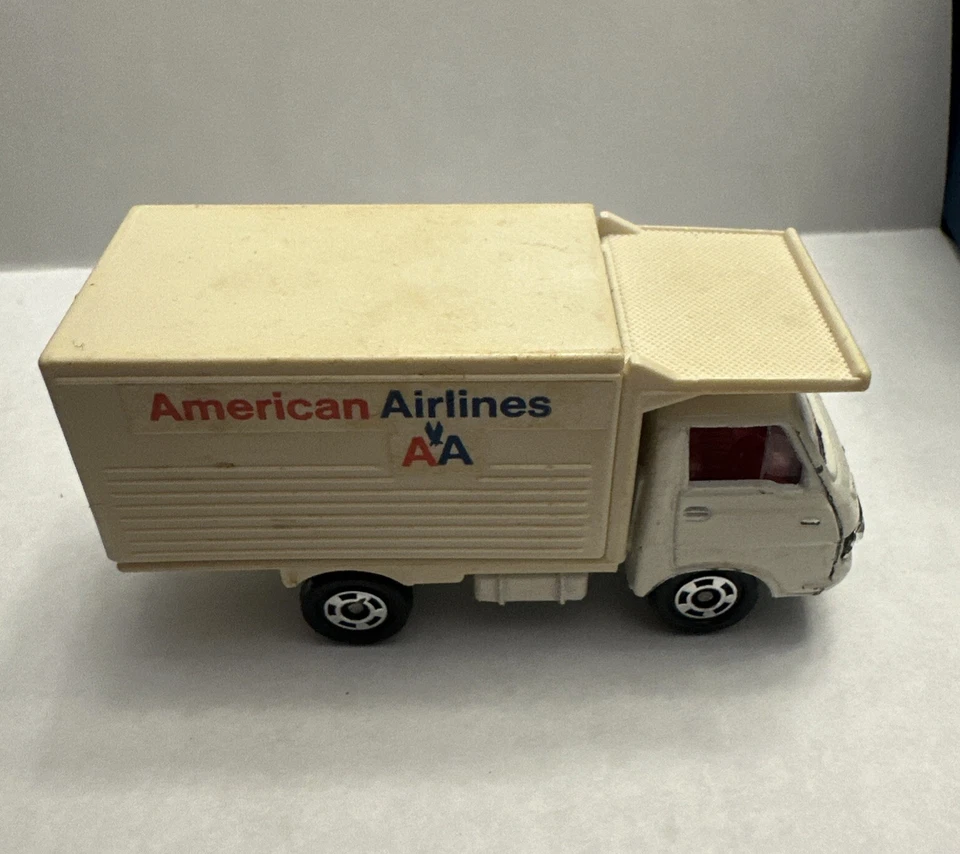 Camión elevador de tijera Isuzu Elf vintage Tomy Pocket Cars 35.36.37 American Airlines Foto 3 de 4
