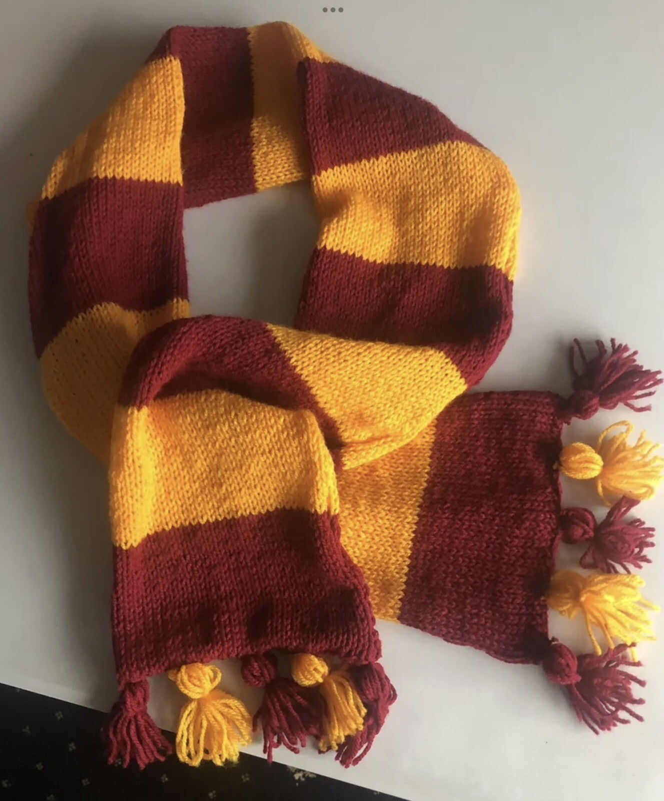 BUFANDA TEJIDA A MANO HARRY POTTER GRYFFINDOR. TODAS LAS CASAS DISPONIBLES. HECHA A PEDIDO.