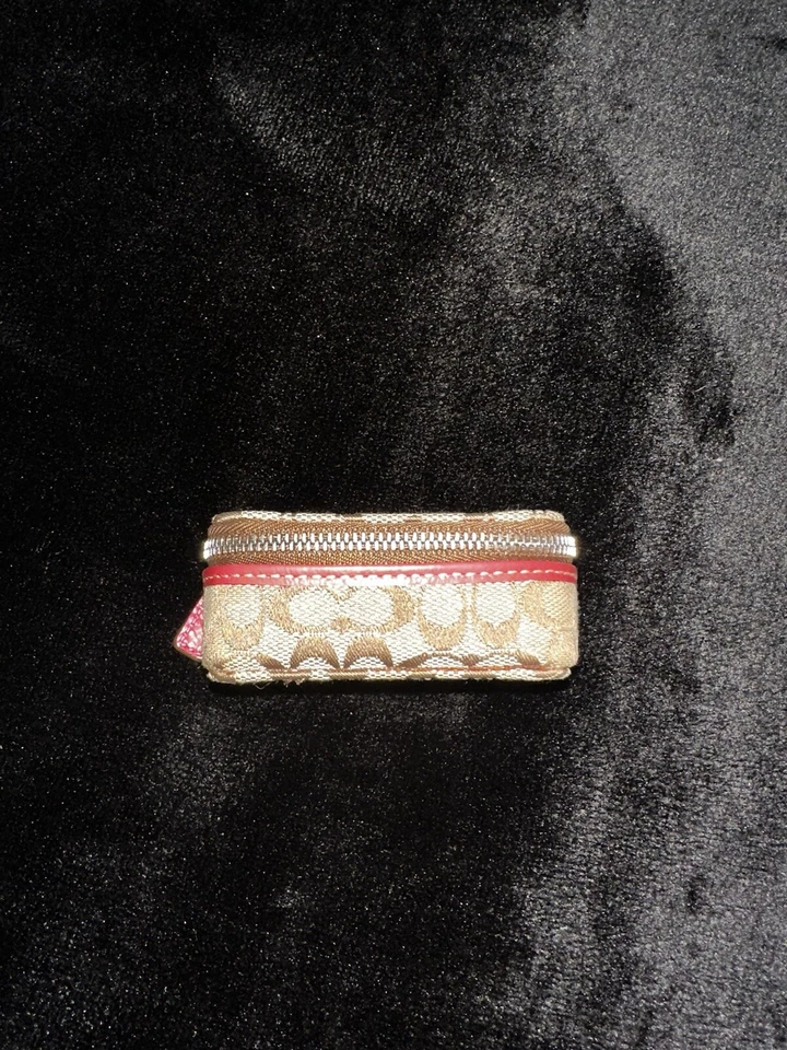 Estuche Triple Pastillero COACH Caqui con Borde Rosa  Foto 4 de 4