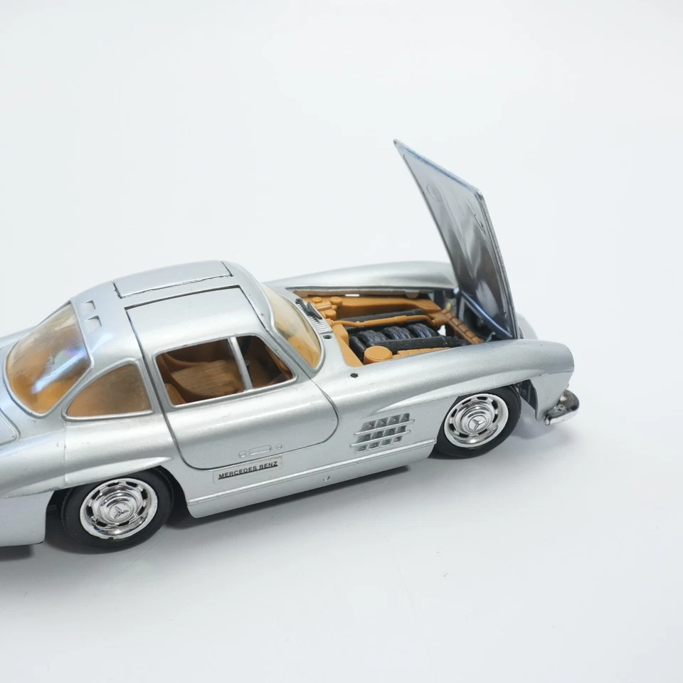 Revell 1954 Mercedes-Benz 300 SL Gullwing Diecast Metal Model Car 1:24 Scale - Image 4 of 4