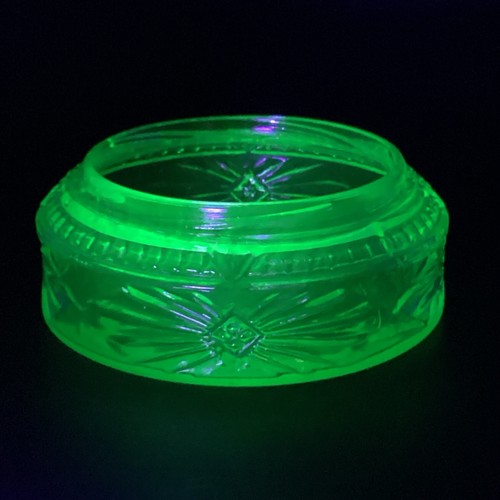 Barattolo Polvere Vetro Uranio Art Deco Vintage Scatola Piatto Base UV Bagliore 4,25” Senza Coperchio - Foto 1 di 14