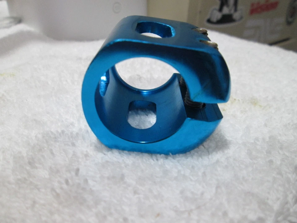 Nos BMX GT double bolt seat post clamp 25.4 blue - Image 2 of 4