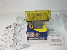 HO ATHEARN 95521 PS 2600 covered hopper CHICAGO  NORTH WESTERN CNW 95824 train