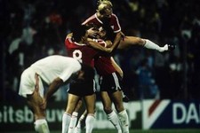 Gerald Vanenburg Of Psv Adick Koot Eric Gerets Ronald 1987 OLD FOOTBALL PHOTO
