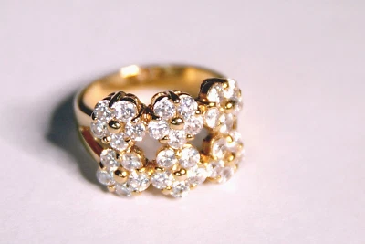 Très jolie Bague plaquée or jaune NEUVE T55 avec 30 zirconiums blancs sertis - Photo 1/4