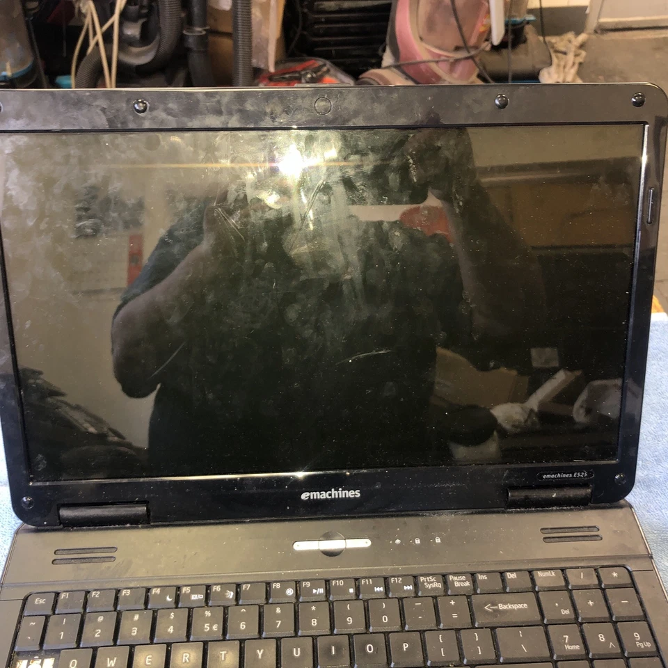 Emachines Black Laptop E525 KAWF0  Selling Parts Or Repair - Image 4 of 4