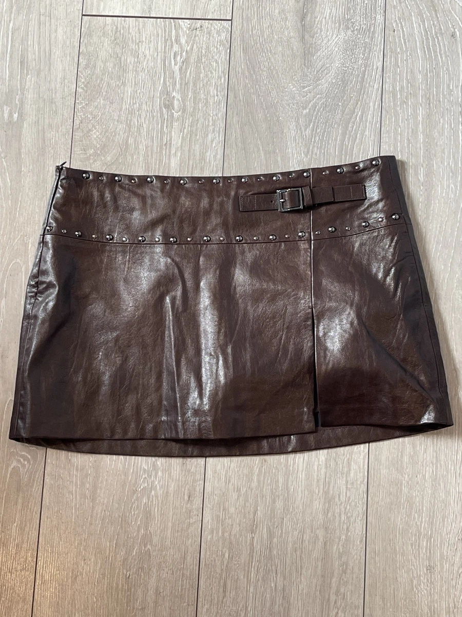 Minifalda corta Bershka marrón imitación cuero tachonado UK12 NUEVA CON ETIQUETAS PB50