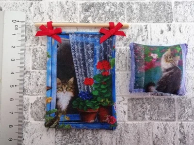 Miniatur!Textiler Wandbehang Fenster-Katze+Kissen Puppenstube 1:12,Handarbeit - Bild 1 von 3